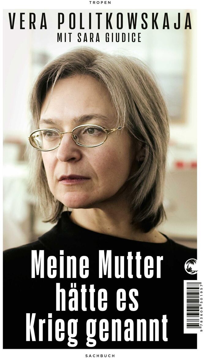 Ein Buchcover des Titels "Vera Politkowskaja: Meine Mutter hätte es Krieg genannt" zeigt das Bild einer Frau mit Brille und grauem Haar in Nahaufnahme. Oben steht der Titel VERA POLITKOWSKAJA in großen schwarzen Buchstaben auf weißem Hintergrund, und darunter folgt der Untertitel "Mit Sara Giudice". Der Haupttitel "Meine Mutter hätte es Krieg genannt" ist in weißen Buchstaben auf schwarzem Hintergrund positioniert.