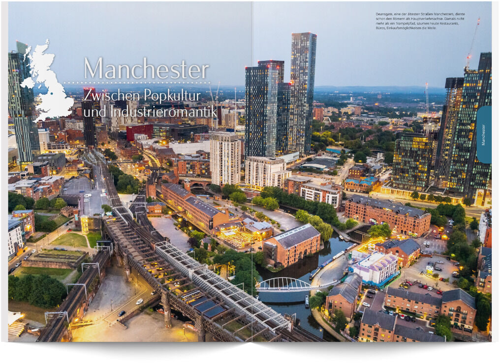 Ein offenes Buch zeigt ein Cityscape von Manchester mit Hochhäusern, Straßen und Flüssen. Der Text auf der linken Seite des Buches lautet ‚Manchester – Zwischen Popkultur und Industrieromantik‘. Das Bild ist eine eindrucksvolle Stadtansicht, die die Architektur und das urbane Leben einfangt.