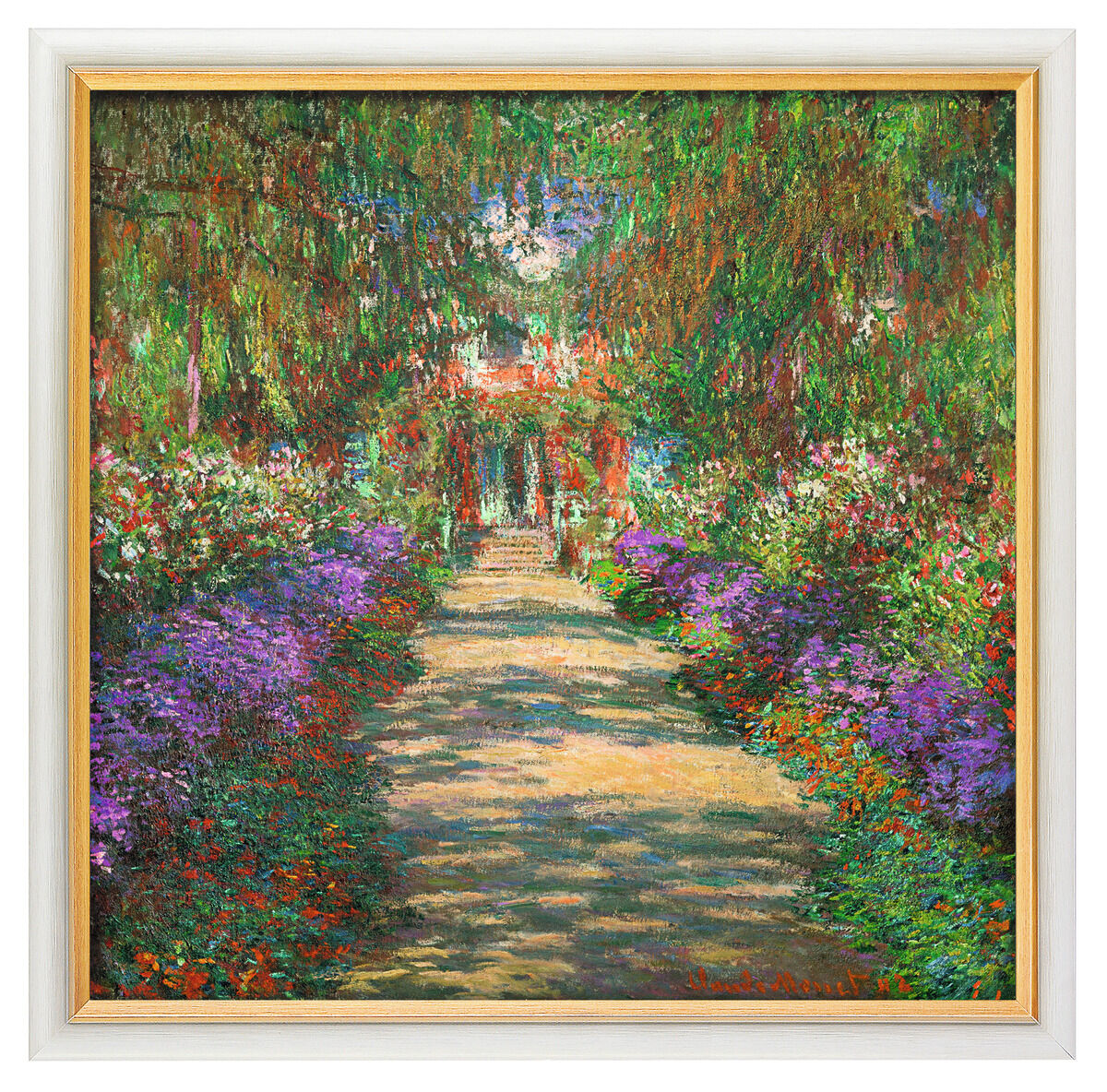 Ein gerahmtes Gemälde von Claude Monet mit dem Titel 'Garten in Giverny'. Das Kunstwerk zeigt einen Gartenweg, der von üppiger Vegetation und einer Farbpracht aus Blumen umgeben ist. Die dominierenden Farben sind verschiedene Schattierungen von Grün, Blau, Rot, Lila, Gelb und Rosa.