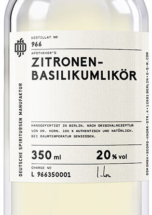 Eine Flasche Zitronen-Basilikumlikör »966« mit einem klaren Etikett, das den Namen des Produkts und die Alkoholstärke von 20% anzeigt. Der Likör ist handgefertigt und in Berlin destilliert.