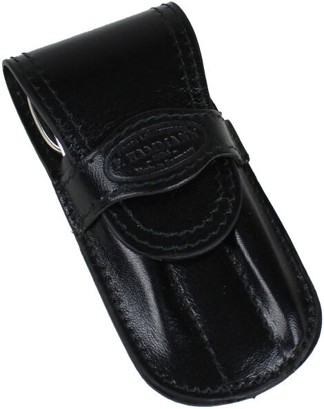 Ein klassisches Maniküreset aus schwarzem Kalbleder in einem schlanken, glänzenden Lederetui mit einer Verschlusslasche.