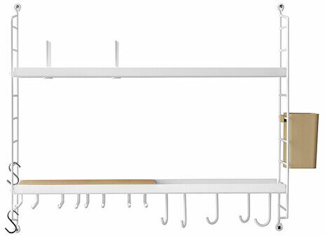 Das Bild zeigt ein String Küchenregal an einer weißen Wand. Das Regal besteht aus einem metallischen Rahmen in Weiß mit Holzdetails. Es hat eine modulare Struktur mit mehreren Haken unten und einer Holzbox an der Seite.