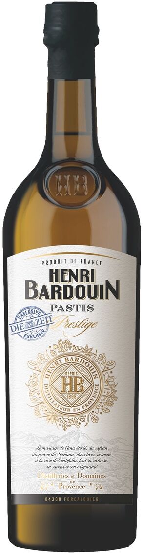 Eine Flasche Henri Bardouin Pastis aus der ZEIT-Edition »CHANSON«. Das Etikett zeigt den Markennamen und verschiedene Logos. Die Flasche hat eine elegante und hochwertige Aufmachung.