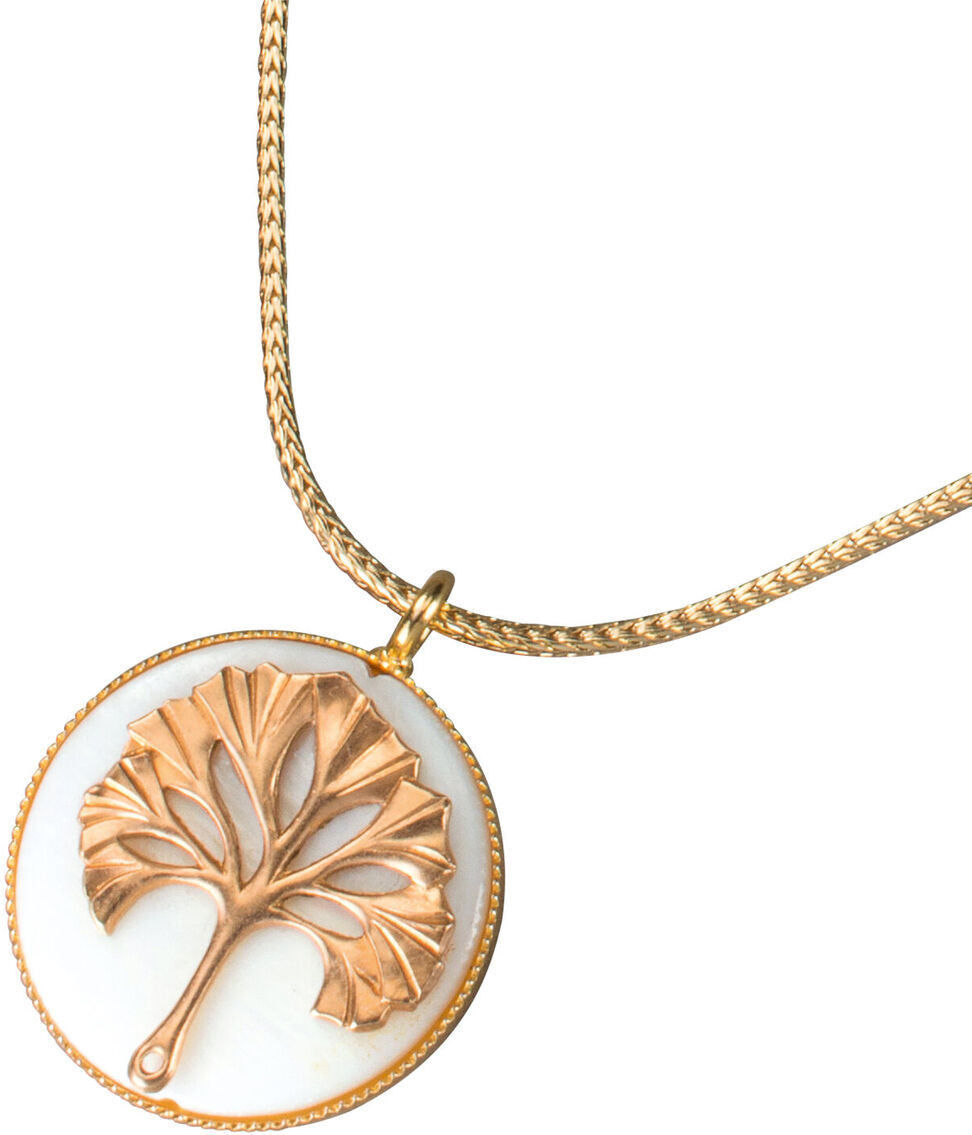 Ginkgo-Collier auf Perlmutt namens 'Pharao', zeigt einen goldenen Ginkgo-Blatt-Anhänger auf einer runden Perlmutt-Scheibe an einer feinen Kette.