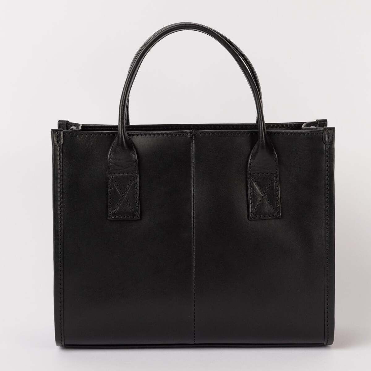 Schwarze, rechteckige Handtasche Größe Midi mit zwei kurzen Tragegriffen, schlichtem Design und glatter Oberfläche, vor neutralem, hellem Hintergrund.