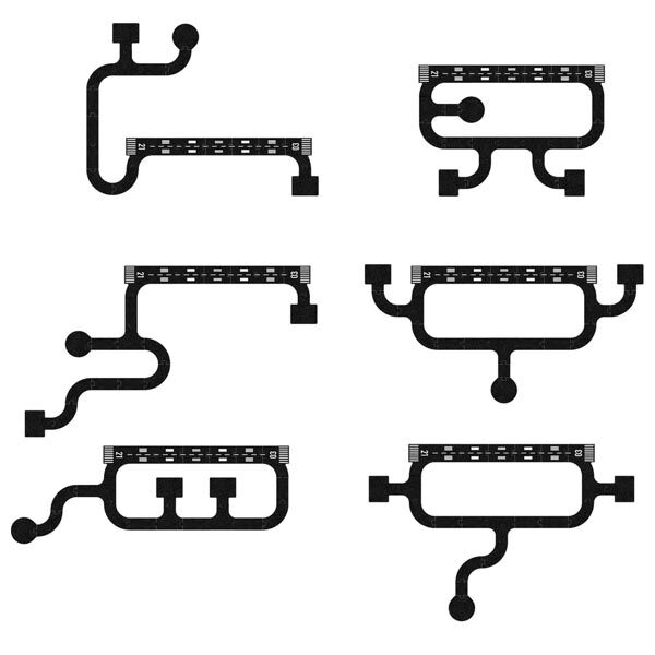 Sechs schwarze Filzteile, die als Start- und Landebahnen für ein Flughafen-Spielset dienen. Die Teile zeigen verschiedene Bahnformen mit weißen Markierungen, gestaltet für kreatives Rollenspiel. Das Bild bietet eine Übersicht der kombinierbaren Elemente.