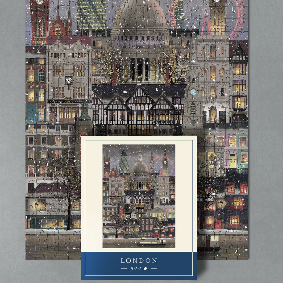 Das Bild zeigt ein Puzzle mit einer weihnachtlichen Stadtansicht von London bei Nacht. Zahlreiche bekannte Sehenswürdigkeiten wie der Big Ben, die St. Paul’s Cathedral und das London Eye sind mit Lichtern und Schneefall festlich dekoriert. Die Szene vermittelt eine winterliche und besinnliche Atmosphäre.