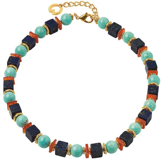 Abgebildet ist das Collier "Jasmin" von Petra Waszak. Die Halskette besteht aus runden türkisfarbenen Perlen, dunkelbauen Würfelsteinen, orangefarbenen Zwischenelementen und goldenen Details. Ein goldfarbener Verschluss mit Verlängerungskettchen ist sichtbar. Das Design wirkt kunstvoll und elegant.