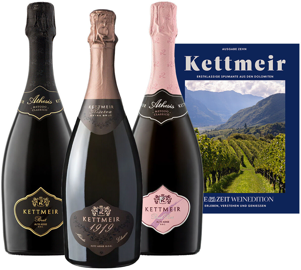 Drei edle Kettmeir-Sektflaschen (Athesis Brut, 1919 Riserva Extra Brut, Athesis Brut Rosé) stehen nebeneinander. Im Hintergrund ist ein hochwertiges, blaues Booklet der ZEIT-Weinedition zu sehen, darauf ein Foto von Weinbergen vor Bergkulisse in Südtirol.