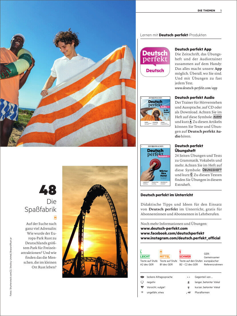 Cover des Deutsch perfekt Magazins 08/2024 mit einem jungen Mann, der ein gestreiftes Handtuch hält, einem Mann in Badebekleidung, einem Bild von einer Achterbahn bei Sonnenuntergang und Informationen über verschiedene Produkte der Deutsch perfekt Serie.