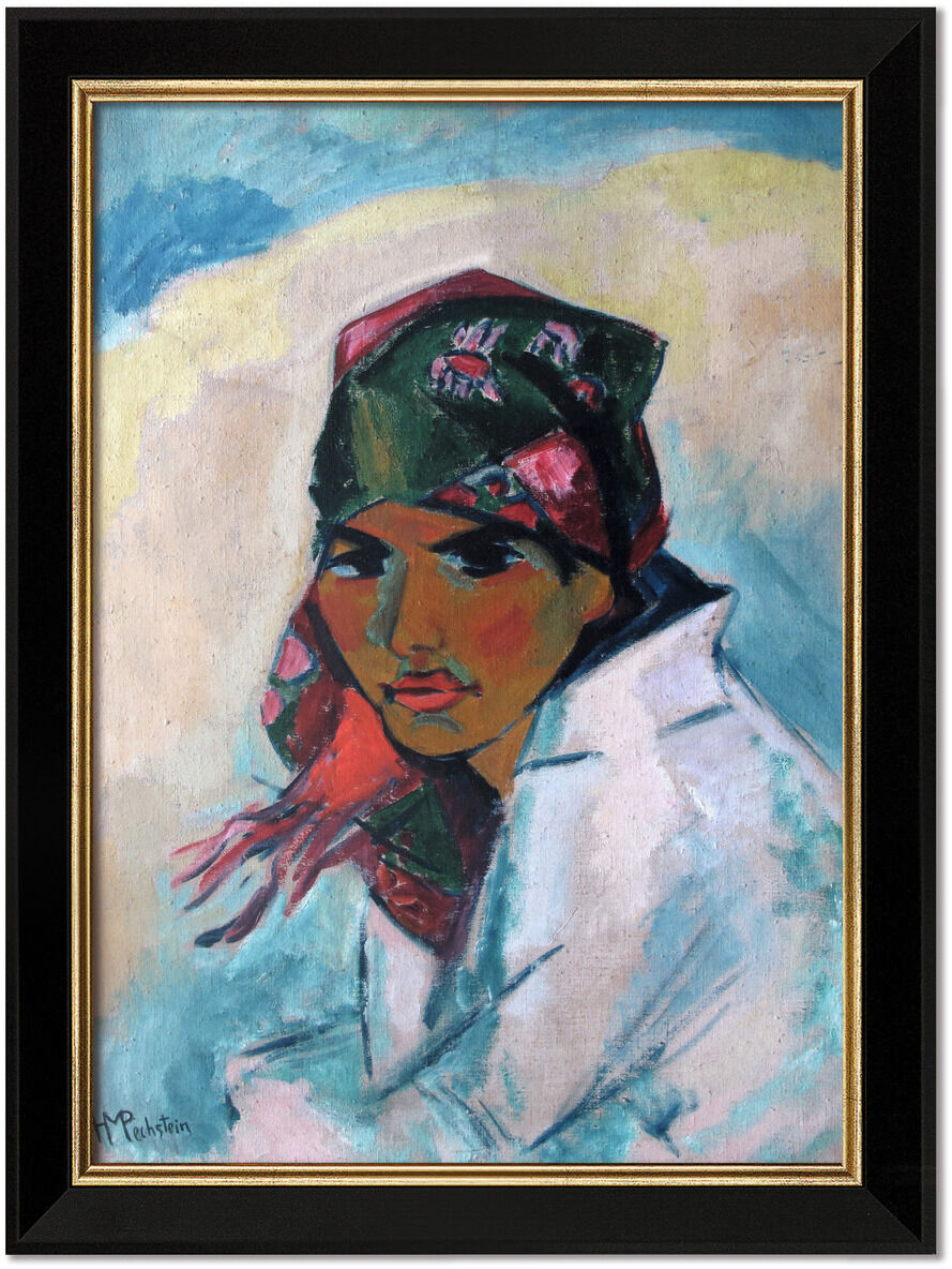 Gemälde von Max Pechstein mit dem Titel 'Lotte mit Kopftuch' aus dem Jahr 1920, zeigt eine Frau mit buntem Kopftuch und weißer Kleidung vor abstraktem, farbenfrohem Hintergrund. Das Bild ist in einem schwarz-goldfarbenen Rahmen präsentiert.