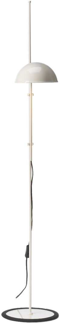 Eine minimalistische und moderne Stehleuchte namens Funiculi mit einem schwenkbaren und höhenverstellbaren beigefarbenen Schirm aus Metall. Sie steht auf einem runden schwarzen Sockel und ist mit einem schwarzen Kabelmanagement-System ausgestattet.