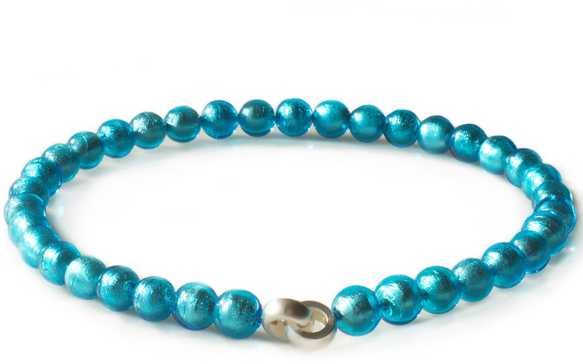 Das Bild zeigt ein türkisfarbenes Collier aus Muranoglasperlen in gleichmäßiger Rundung. Die Perlen sind brillant glänzend, dazwischen eine schlichte Schließe aus 925er-Silber. Das Schmuckstück ist in klaren Blautönen gehalten und wirkt modern sowie hochwertig.