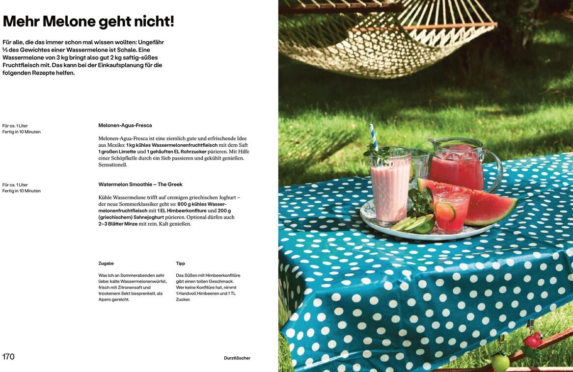 Ein Bild aus dem Buch 'Einfach Urlaub' von Paul Stevan, das ein gedeckter Tisch im Garten mit einer blauen Tischdecke mit weißen Punkten, einem Krug und einem Glas mit rosa Getränk, sowie einer Wassermelone zeigt.