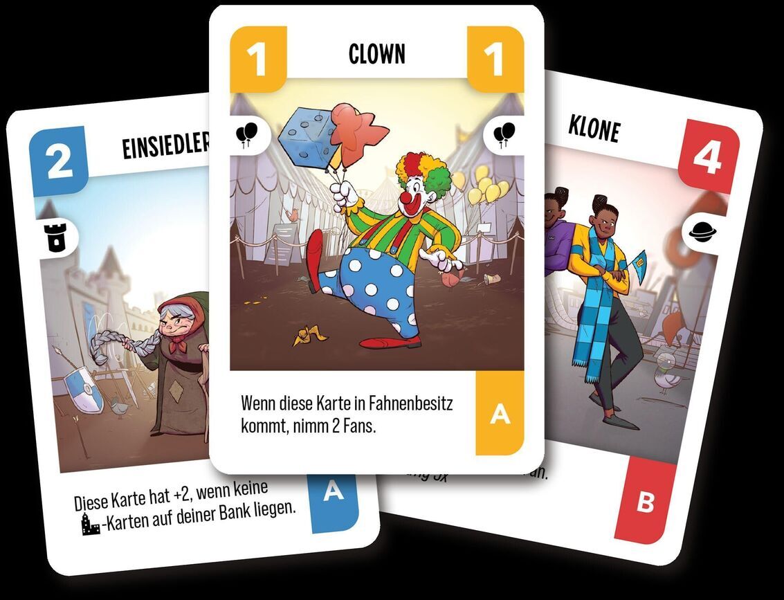Drei Spielkarten vom Brettspiel 'Challengers!' liegen fächerförmig. Die Karten zeigen unterschiedliche Charaktere wie Clown, Einsiedler und Klone, jeweils mit Angaben zu Fähigkeiten und Spielwerten. Die Farben rot, blau, gelb und weiß sind prominent vertreten.