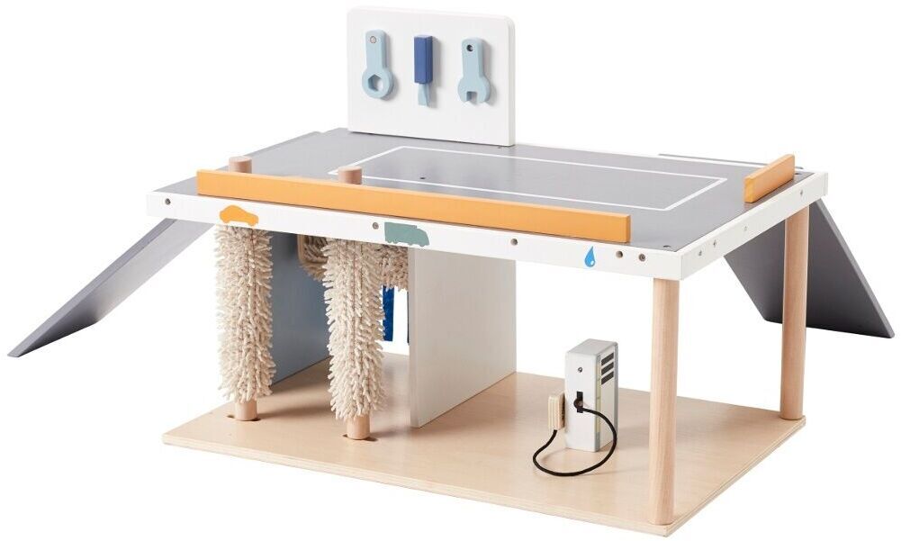 Bild einer Holzkonstruktion, die als Autowerkstatt für Kinder konzipiert ist. Die Werkstatt verfügt über eine Waschanlage mit Bürsten, Spielzeugwerkzeug und eine Rampe. Die Farben sind hauptsächlich weiß, grau, naturholz, orange und blau.