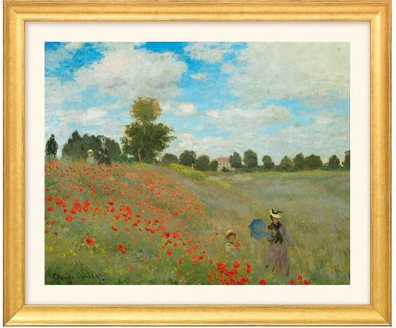 Ein gerahmter Kunstdruck von Claude Monet zeigt ein Blumenfeld mit Mohnblumen, grüner Wiese und blauem Himmel. Im Vordergrund sind zwei Personen zu sehen. Der Rahmen ist aus hellem Holz.