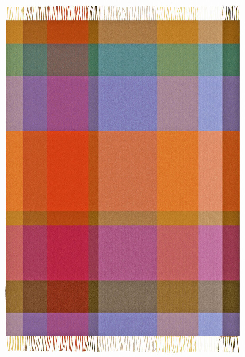 Große Merinowolldecke »Rimini« von Eagle Products mit modernem, asymmetrischem Karo-Design in warmen Farben wie Rot, Orange, Lila, Blau und Grün. Die Decke misst 200x130 cm, hat feine Fransen an den kurzen Seiten und wirkt besonders weich und einladend.