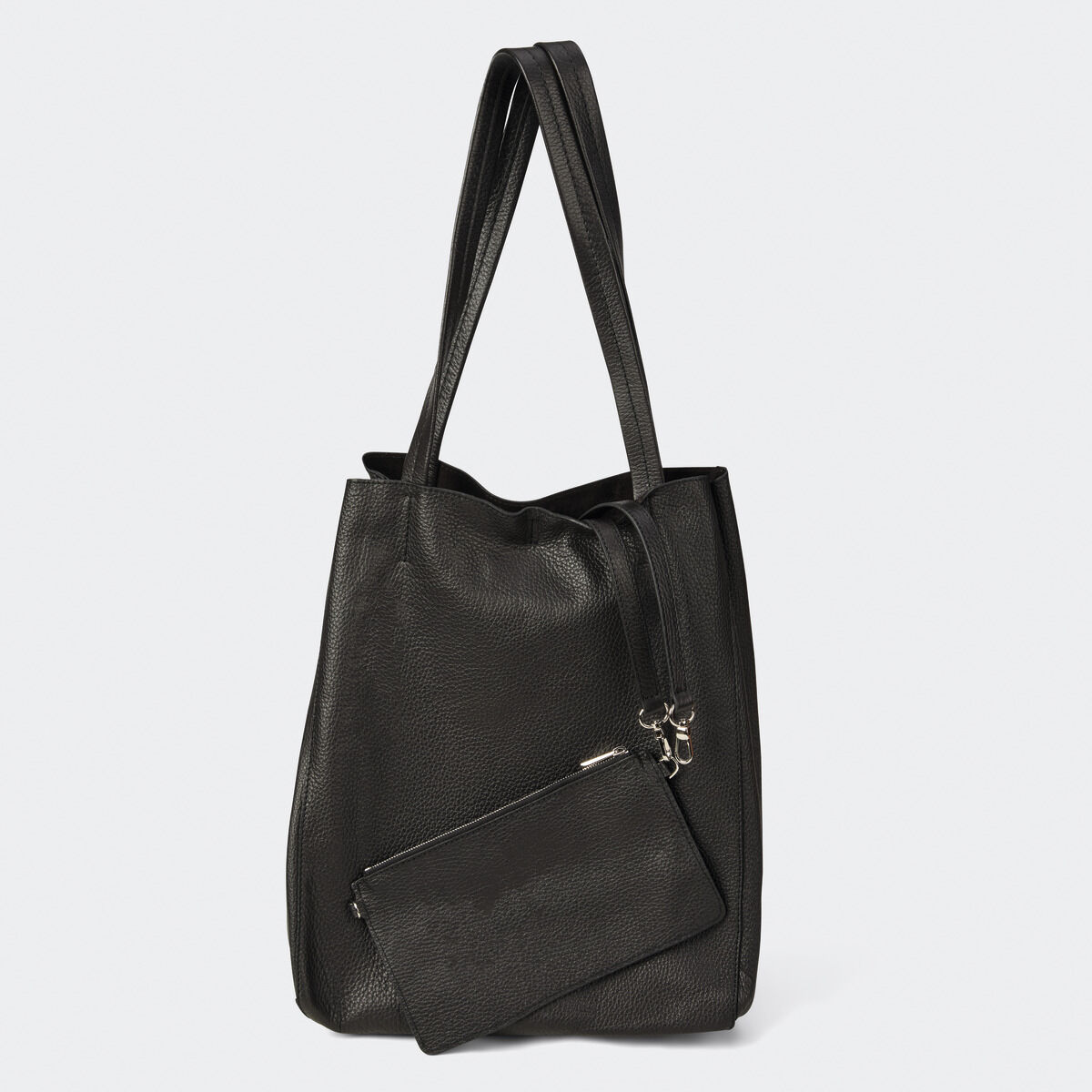 ZEIT-Tasche »Cep« Schwarzbraun von Guerer & Guerer: Handgefertigte, schlichte Ledertasche mit langer Henkeltragelänge, weichem, umweltschonend gegerbtem Rindsleder. Inklusive kleiner Innentasche mit Reißverschluss. Steht aufrecht, matte, leicht strukturierte Oberfläche.