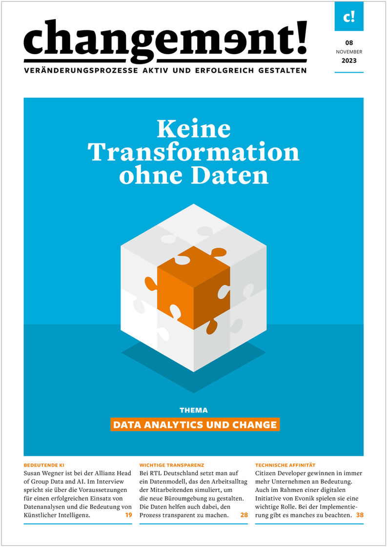 Cover der Ausgabe 08/2023 des Magazins 'changement!' mit dem Titel 'Keine Transformation ohne Daten'. Es zeigt ein Puzzle in Würfelform auf blauem Hintergrund, mit Textabschnitten zu Themen wie Data Analytics und Change.