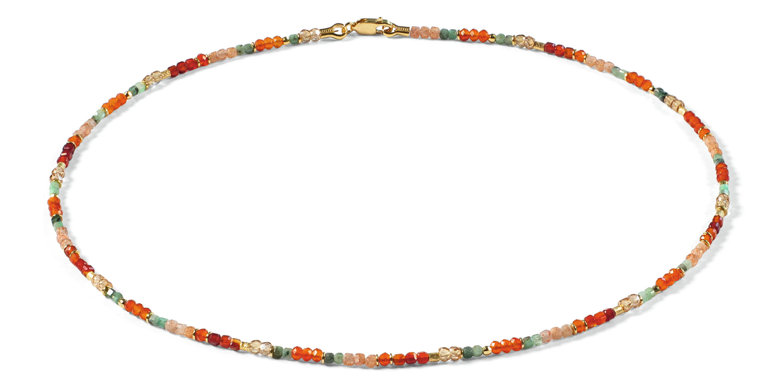 Feine, bunte Halskette mit kleinen Perlen in Orange-, Rot-, Grün- und Goldtönen sowie einem goldfarbenen Verschluss, fotografiert auf weißem Hintergrund. Das Schmuckstück wirkt sommerlich, leicht und modern.