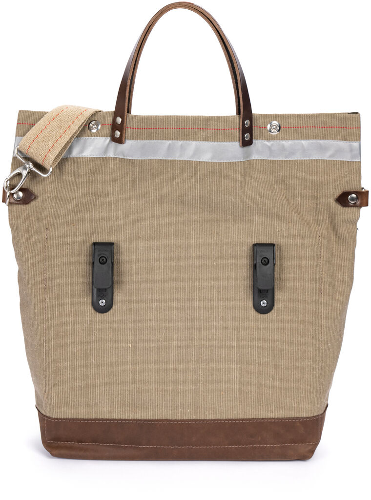 Eine stilvolle und strapazierfähige Fahrradtasche in Beige und Braun, die an einem Fahrrad montiert werden kann. Sie hat zwei Henkel und einen längeren Schultergurt für einfaches Tragen. Die Tasche ist mit Befestigungsmöglichkeiten ausgestattet, um sicher am Fahrrad zu halten.