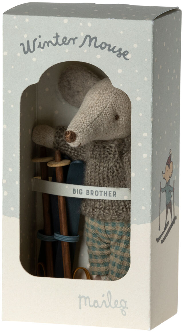 Ein Stofftier einer Wintermaus, die als "Großer Bruder" gekleidet ist und Ski fährt. Es befindet sich in einer dekorativen Verpackung mit der Aufschrift "Winter Mouse" und "Maileg".