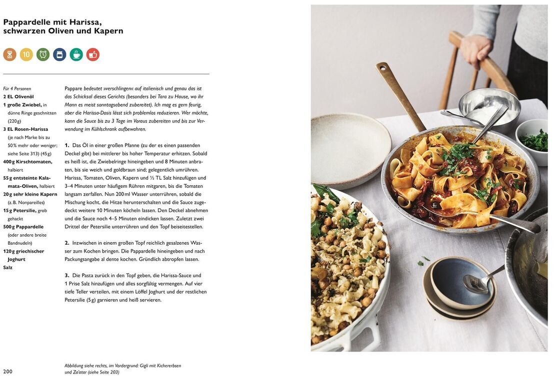 Das Bild zeigt eine aufgeschlagene Seite aus dem Kochbuch 'Simple' von Yotam Ottolenghi. Auf der rechten Seite befindet sich eine Essenspräsentation mit Pappardelle, Oliven und Kapern in Schüsseln und Tellern. Auf der linken Seite steht das Rezept für das Gericht mit einer Liste der Zutaten und Zubereitungsschritte. Die Farben im Bild sind überwiegend weiß, hellbraun, beige, grün und schwarz.