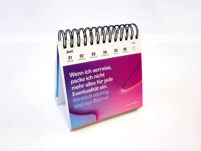 Postkartenkalender »Was ich gern früher gewusst hätte« vom ZEITmagazin, aufstellbar mit schwarzer Spiralbindung. Vorderseite zeigt Juni-Woche mit Zitat in Weiß und Blau auf lila-pinkem Farbverlauf. Dezente, moderne Gestaltung, geeignet als Schreibtisch-Dekoration.
