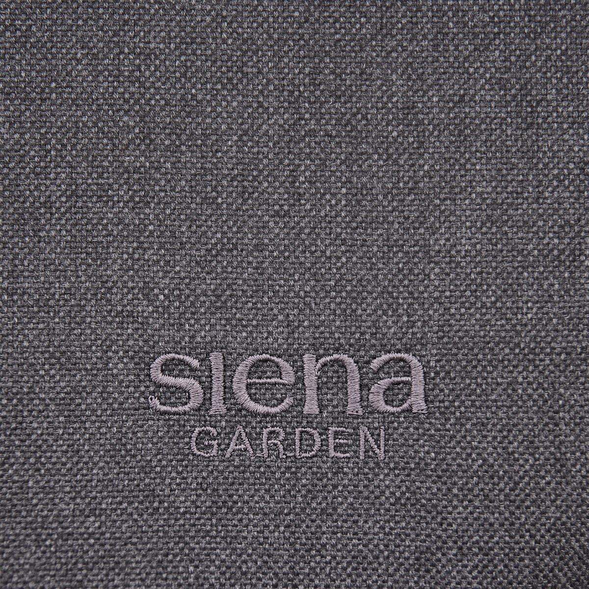 Nahaufnahme des dunkelgrauen Stoffbezugs einer Schaukel- oder Relaxliege mit aufgesticktem Logo 'Siena Garden'. Das Material wirkt robust und eignet sich für den Einsatz im Garten oder auf der Terrasse.