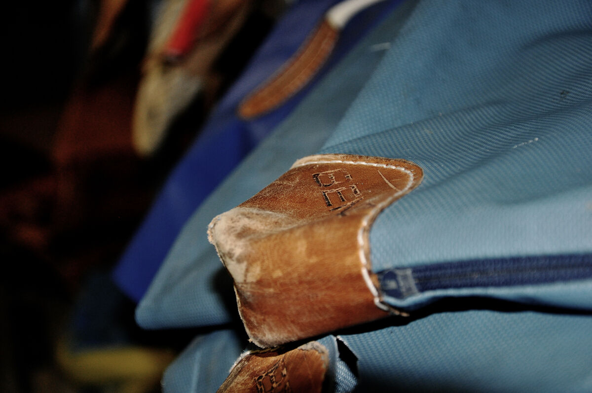 Nahaufnahme einer exklusiven ZEIT-Tasche in Kastenform mit blauer Stoff und braunen Lederakzenten