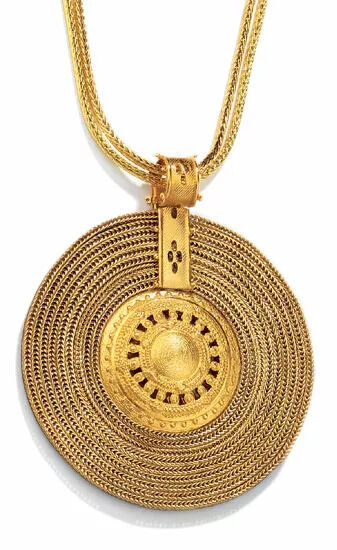 Goldenes Collier mit rundem, detailliert gewebtem Anhänger, entworfen von Petra Waszak, inspiriert vom Aton-Sonnenrad.