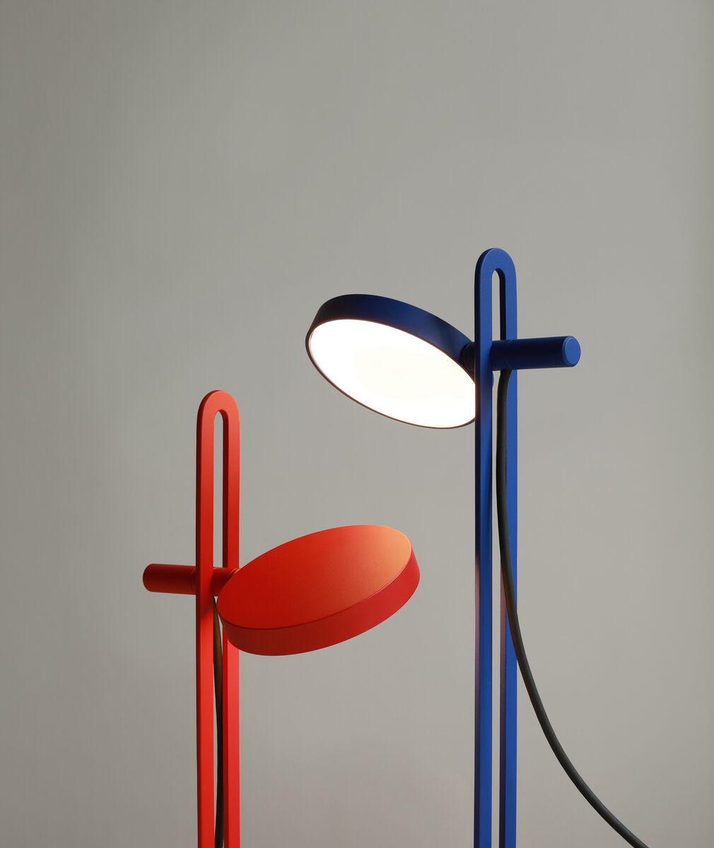 Zwei moderne Tischlampen der Serie »Echo«. Eine Lampe ist in Rot, die andere in Blau gehalten. Beide haben einen minimalistischen und eleganten Designansatz mit runden Lampenschirmen und schlanken Ständern. Die Lampen stehen auf einem neutralen Hintergrund.