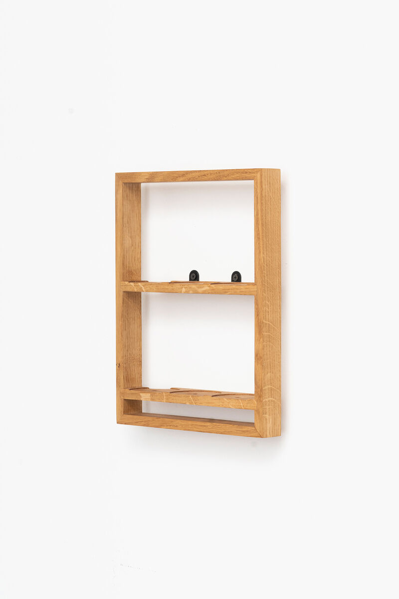 Minimalistisches Gewürzregal aus Holz mit zwei Regalfächern und einer kleinen Leiste an der Unterseite. Geeignet zur Befestigung an der Wand.