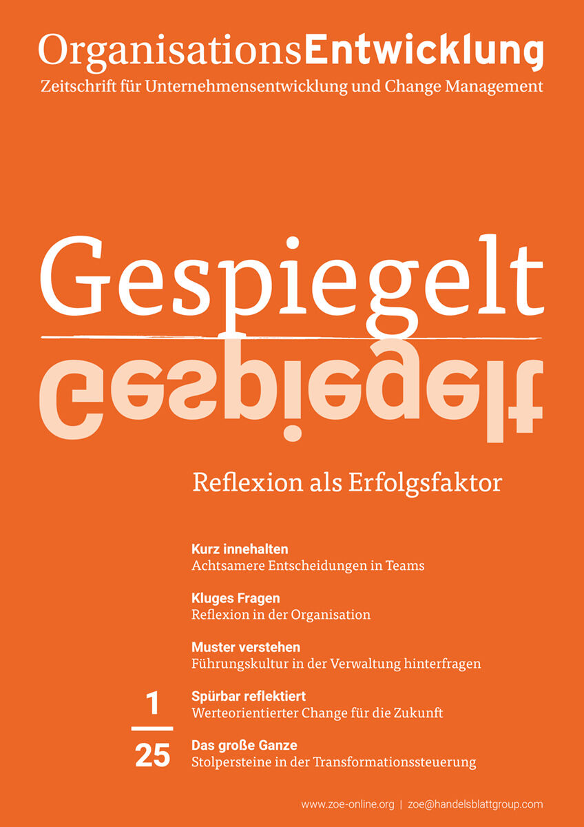 Zeitschrift OrganisationsEntwicklung Ausgabe 01/2025 mit dem Titel 'Gespiegelt'. Die Hauptthemen umfassen Reflexion als Erfolgsfaktor und achtsame Entscheidungen in Teams. Das Cover ist orange mit weißem Text.