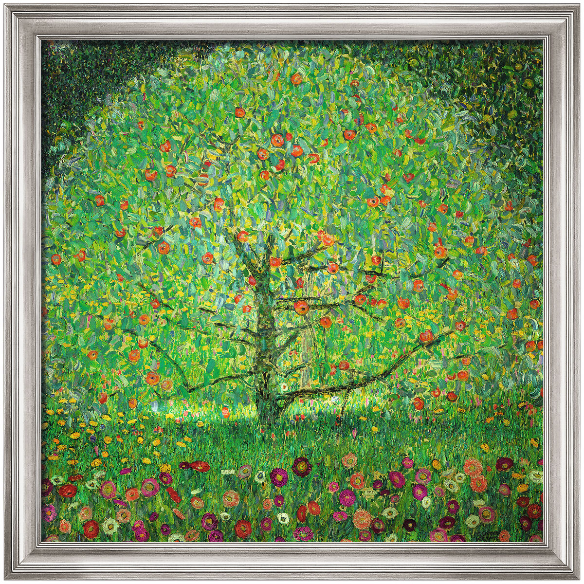 Das Gemälde »Apfelbaum I« von Gustav Klimt aus dem Jahr 1912 zeigt einen lebendigen Apfelbaum mit grünen Blättern und zahlreichen roten Äpfeln. Der Baum steht auf einer mit bunten Blumen bedeckten Wiese. Die Farben dominieren von verschiedenen Grüntönen bis hin zu kräftigem Rot und Gelb, sowie Lila und Rosa.