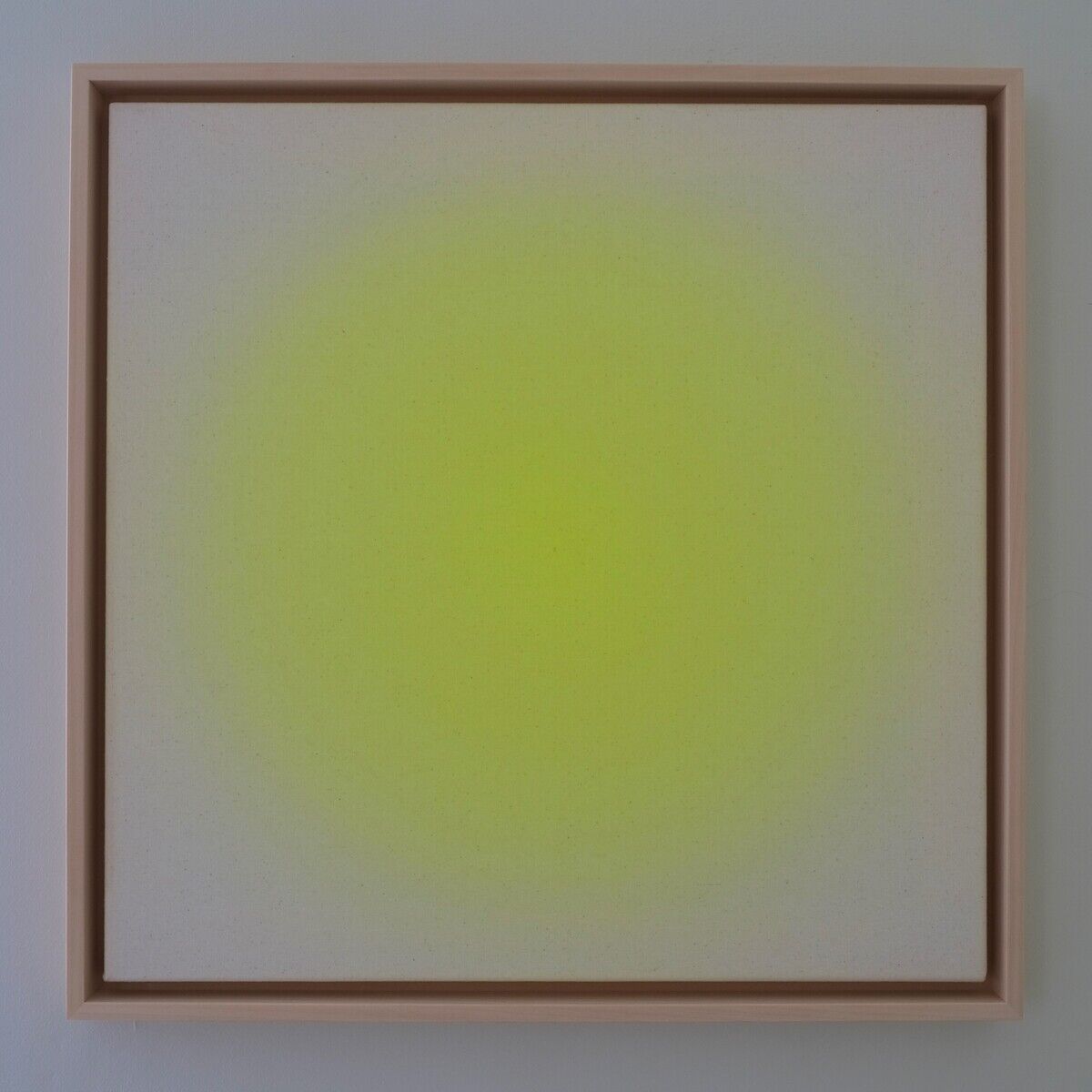 Ein Kunstwerk der ZEIT Sonderedition mit dem Titel 'Sorbet Lemon'. Es ist 50x50 cm groß und zeigt eine minimalistische, abstrakte Darstellung in einem Holzbilderrahmen. Die Leinwand ist überwiegend weiß mit einem zentralen gelben Farbkreis.