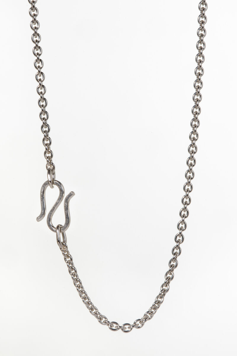 Eine elegante Ankerkette aus Silber mit einem minimalistischen und zeitlosen Design. Die Kette besteht aus miteinander verbundenen ovalen Gliedern und besitzt einen klassischen Verschluss.