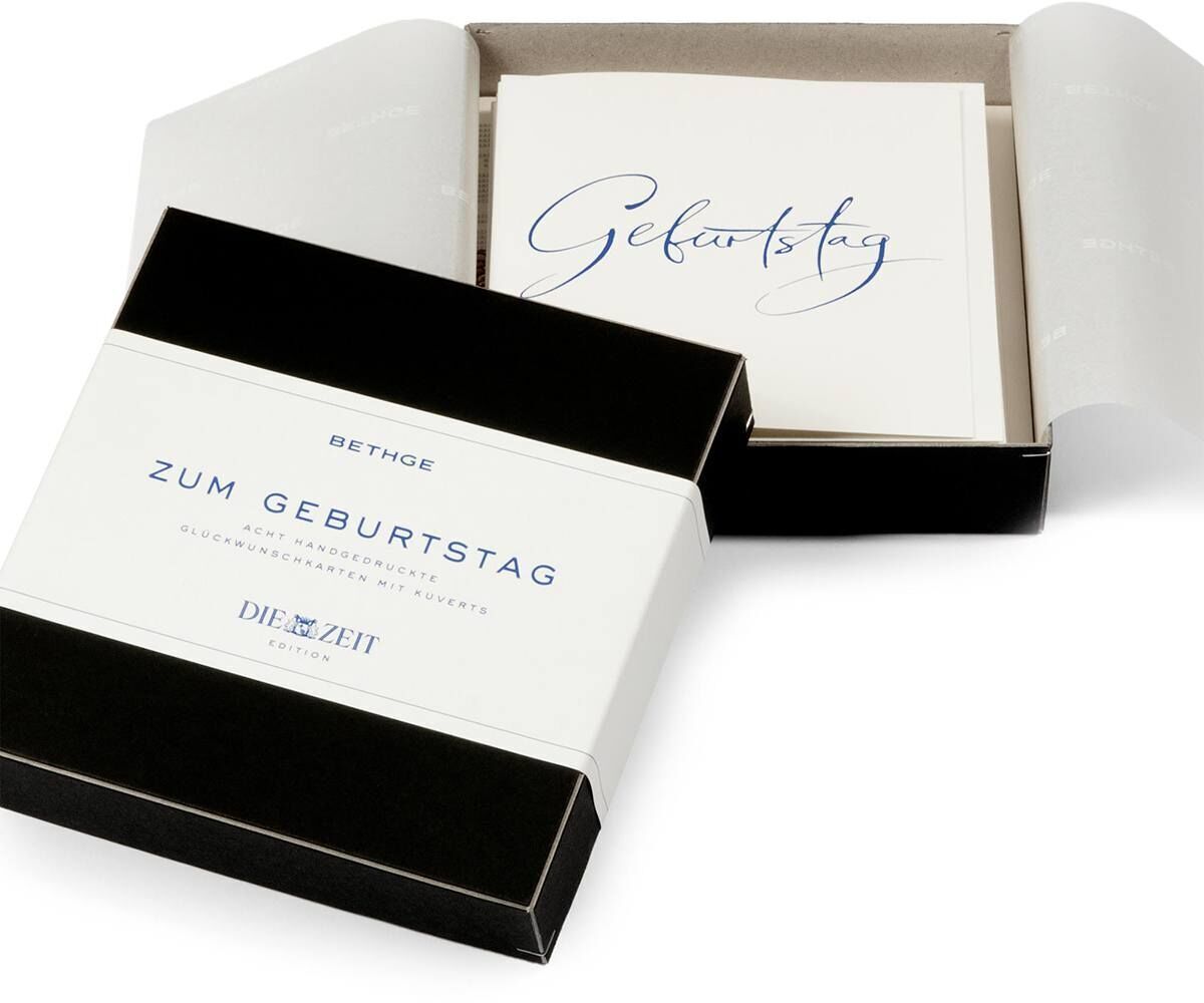 Ein 10-teiliges Geburtstagskarten-Set »Zum Geburtstag« in eleganter Verpackung. Die Karten sind in einer schwarzen Box präsentiert und zeigen stilvolle, handgeschriebene Schrift in Blau auf weißen Karten.