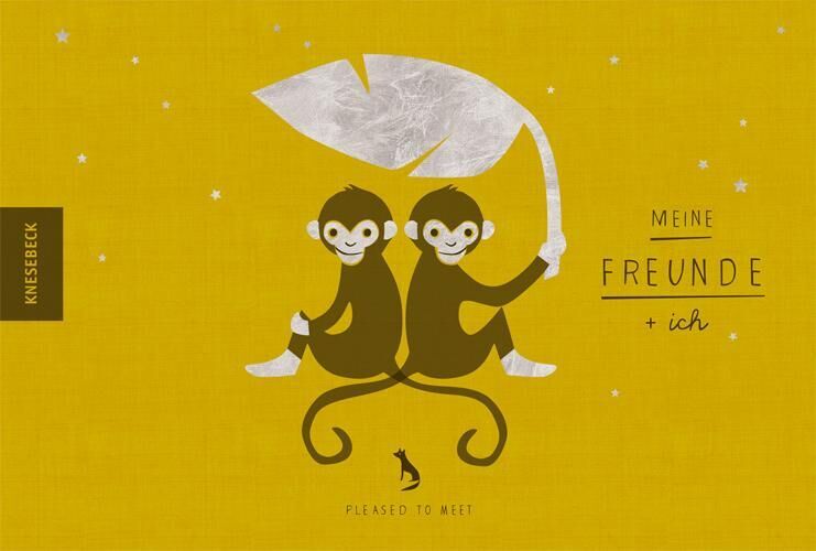 Ein gelbes Freundebuch mit dem Titel 'Meine Freunde & ich' von Knesebeck. Zwei Affen sitzen Rücken an Rücken, einer hält ein großes Blatt hoch. Im unteren Teil des Buchdeckels steht 'pleased to meet'.