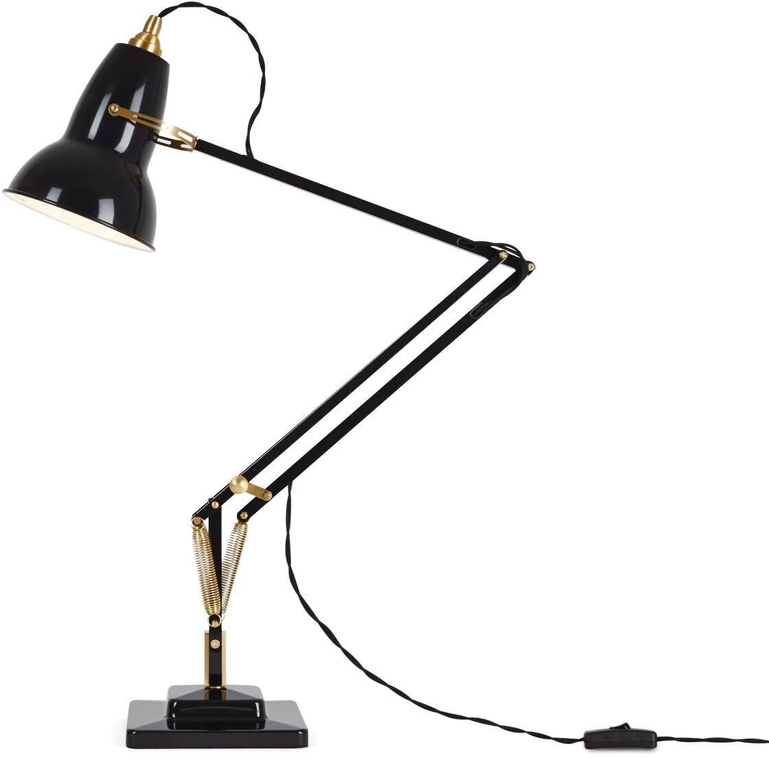Die Tischleuchte »Anglepoise Original 1227 Brass Desk Lamp« ist eine verstellbare Schreibtischlampe im Retro-Stil mit goldfarbenen Akzenten und einem schwarzen Finish. Sie hat ein Metallgestell und ist ideal für den Einsatz in Büros und Arbeitsbereichen.