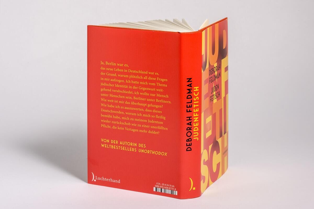 Ein Buchcover mit rotem Hintergrund. Der Titel 'Judenfetisch' von Deborah Feldman ist in gelber Schrift entlang des Rückens und der Vorderseite des Buches gedruckt. Der Text in Weiß verweist auf die Autorin des Weltbestsellers 'Unorthodox'.