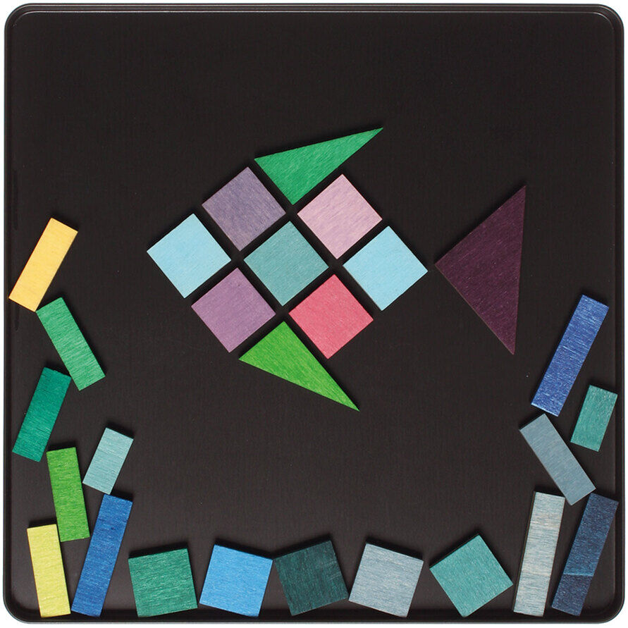 Ein Magnetspiel »Geo-Grafisch« mit einer schwarzen Magnettafel und farbigen geometrischen Formen, die zu einem Fisch zusammengelegt sind. Die Farben der Formen umfassen Grün, Blau, Lila, Rosa, Gelb und Rot.