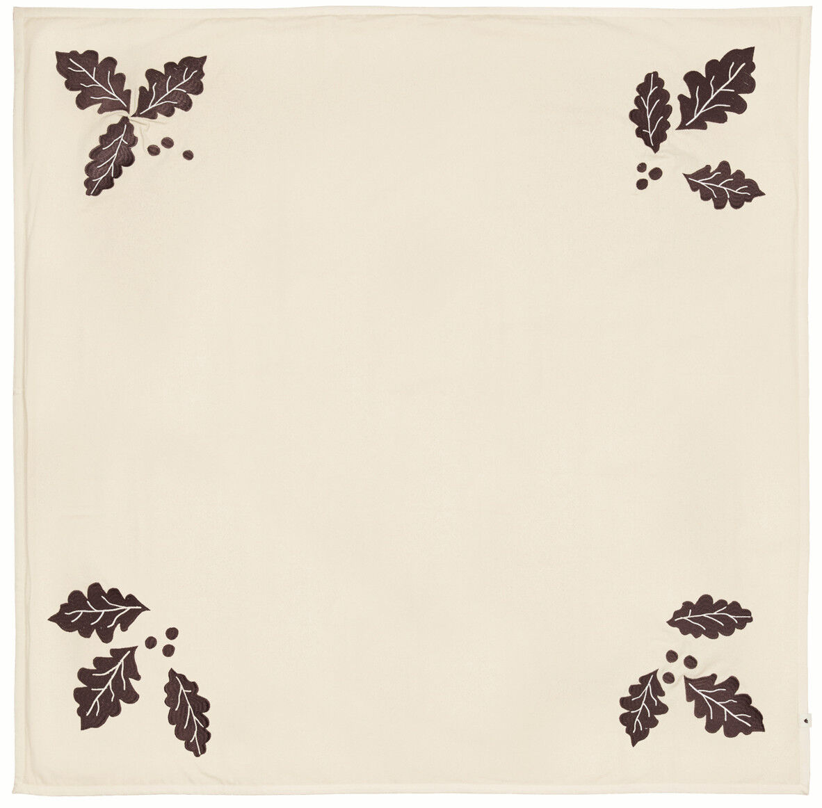 Quadratische Christbaumdecke in Beige mit vier dunkelbraunen, gestickten Eichenblättern in den Ecken sowie kleinen Punkten als Akzent, aus Baumwolle gefertigt, als Unterlage für den Weihnachtsbaum geeignet.