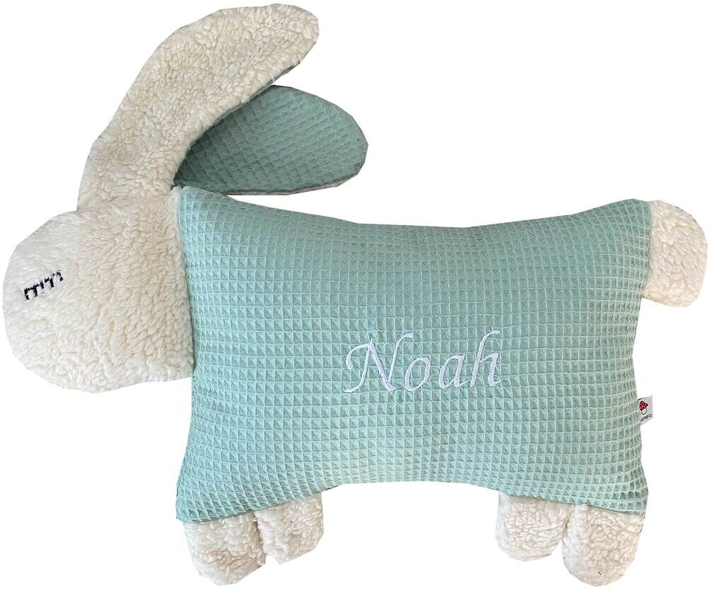Kuscheltierkissen in Form eines Hasen mit hellgrünem Körper und beigen Plüschohren und Beinen. Der Körper ist personalisiert und trägt den Namen 'Noah'.