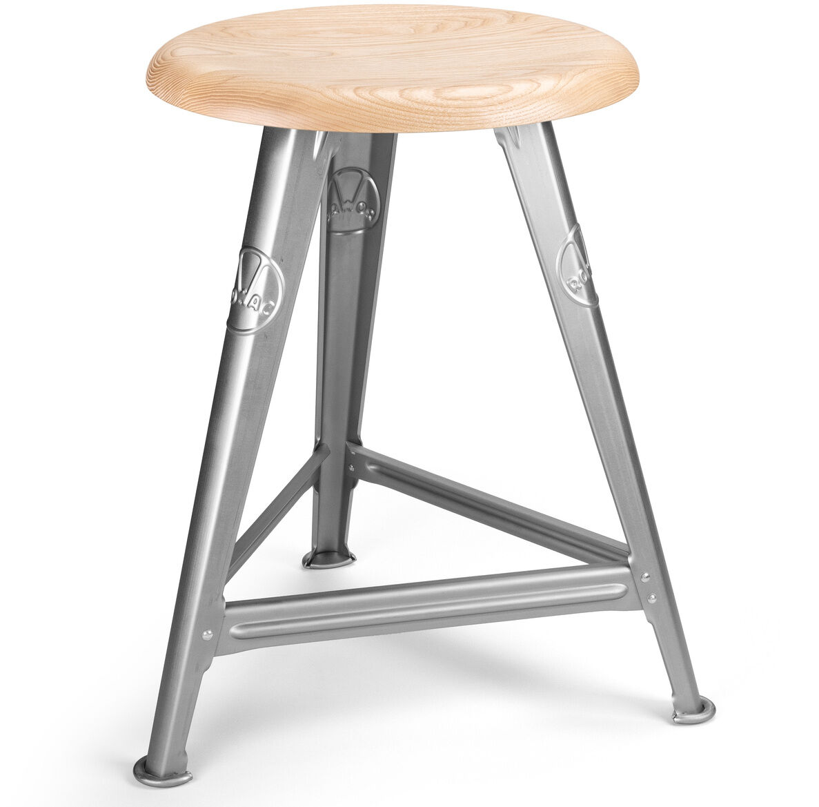 Industrie-inspirierter Hocker mit silbernem Stahlgestell und runder Sitzfläche aus heller Esche. Der Hocker steht frei vor weißem Hintergrund und zeichnet sich durch sein minimalistisches, robustes Design aus.