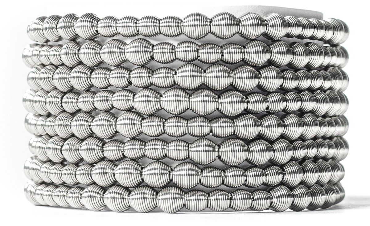 Mehrreihiges silberfarbenes Armband namens 'Chapelet' mit gestreiften Perlen. Der Schmuck liegt in dekorativem Design auf weißem Hintergrund.