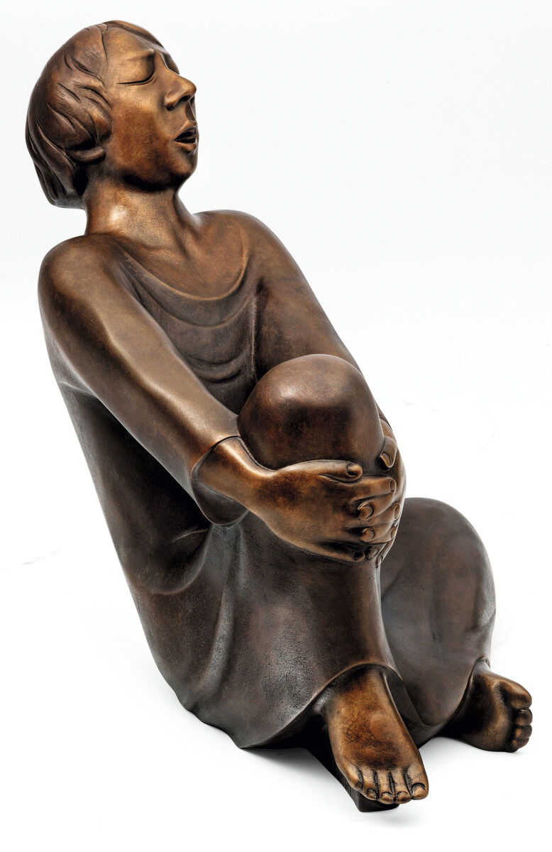 Bronzeskulptur eines sitzenden Mannes mit geschlossenen Augen und geöffnetem Mund, der in einem Moment des Gesangs dargestellt wird, von Ernst Barlach, 1928.