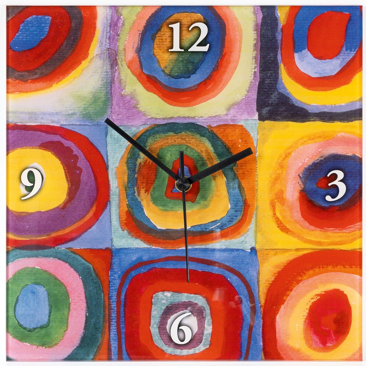 Quadratische Wanduhr aus Glas mit abstraktem, farbintensivem Motiv nach Kandinskys „Farbstudie Quadrate“. Zahlreiche farbige, konzentrische Kreise in leuchtenden Rot-, Blau-, Gelb- und Grüntönen, silberfarbene Zeiger und arabische Zahlen auf 3, 6, 9 und 12 Uhr.