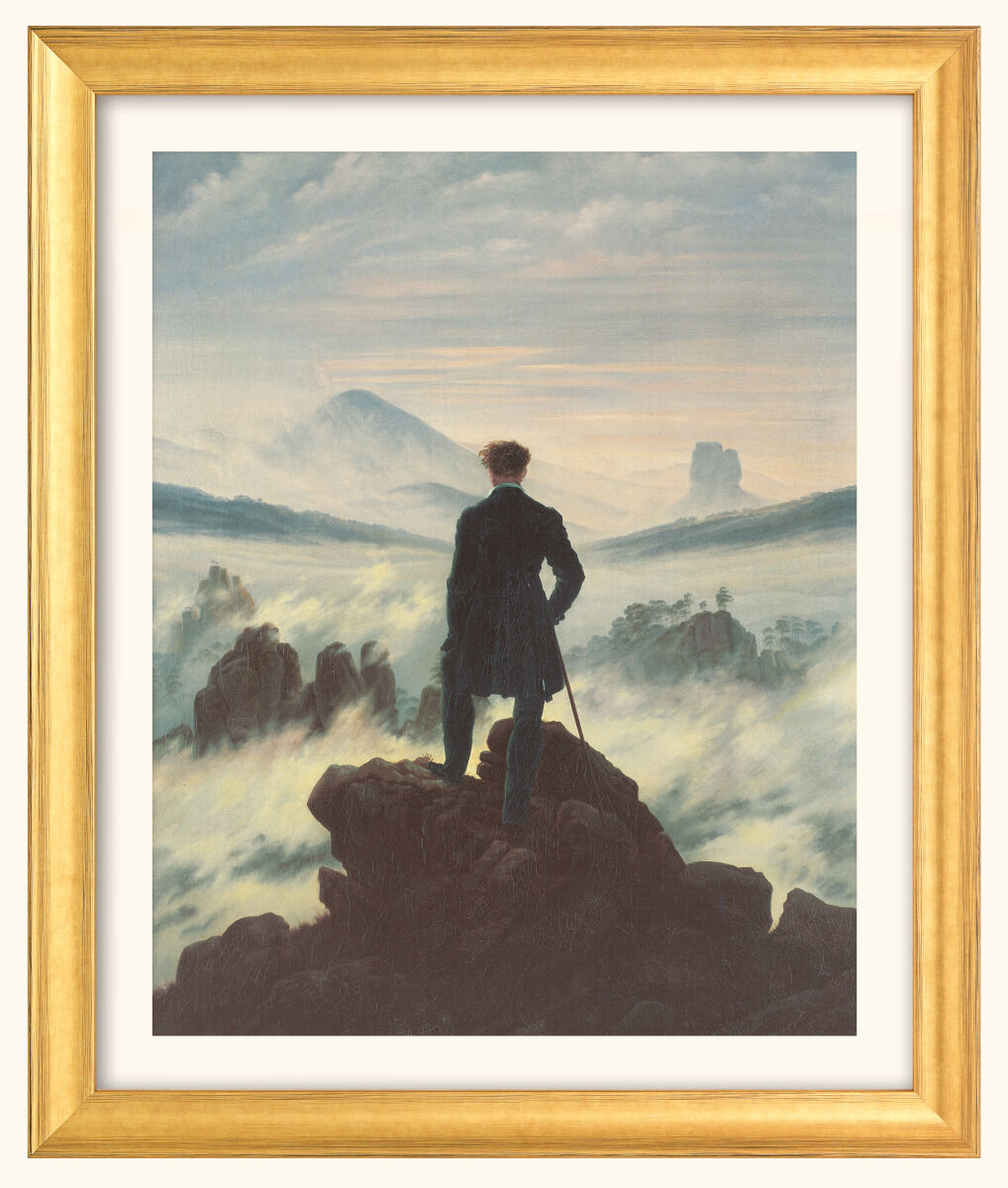 Ein Gemälde von Caspar David Friedrich zeigt einen Wanderer, der auf einem Felsen steht, umgeben von Nebelschwaden und Bergen. Der Himmel ist teils bewölkt. Das Bild ist in einem goldenen Rahmen eingefasst.